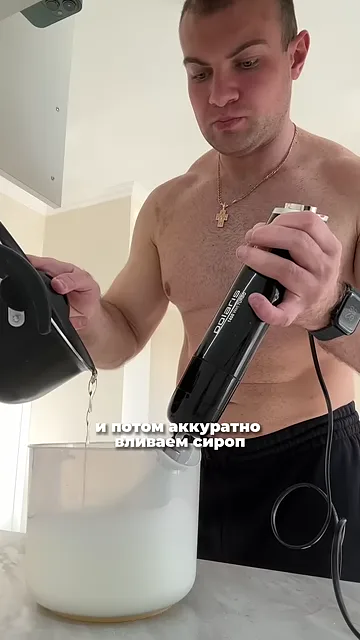 Шаг 5: Взбить белки с лимонной кислотой и добавить сироп, продолжить взбивание до получения белкового крема