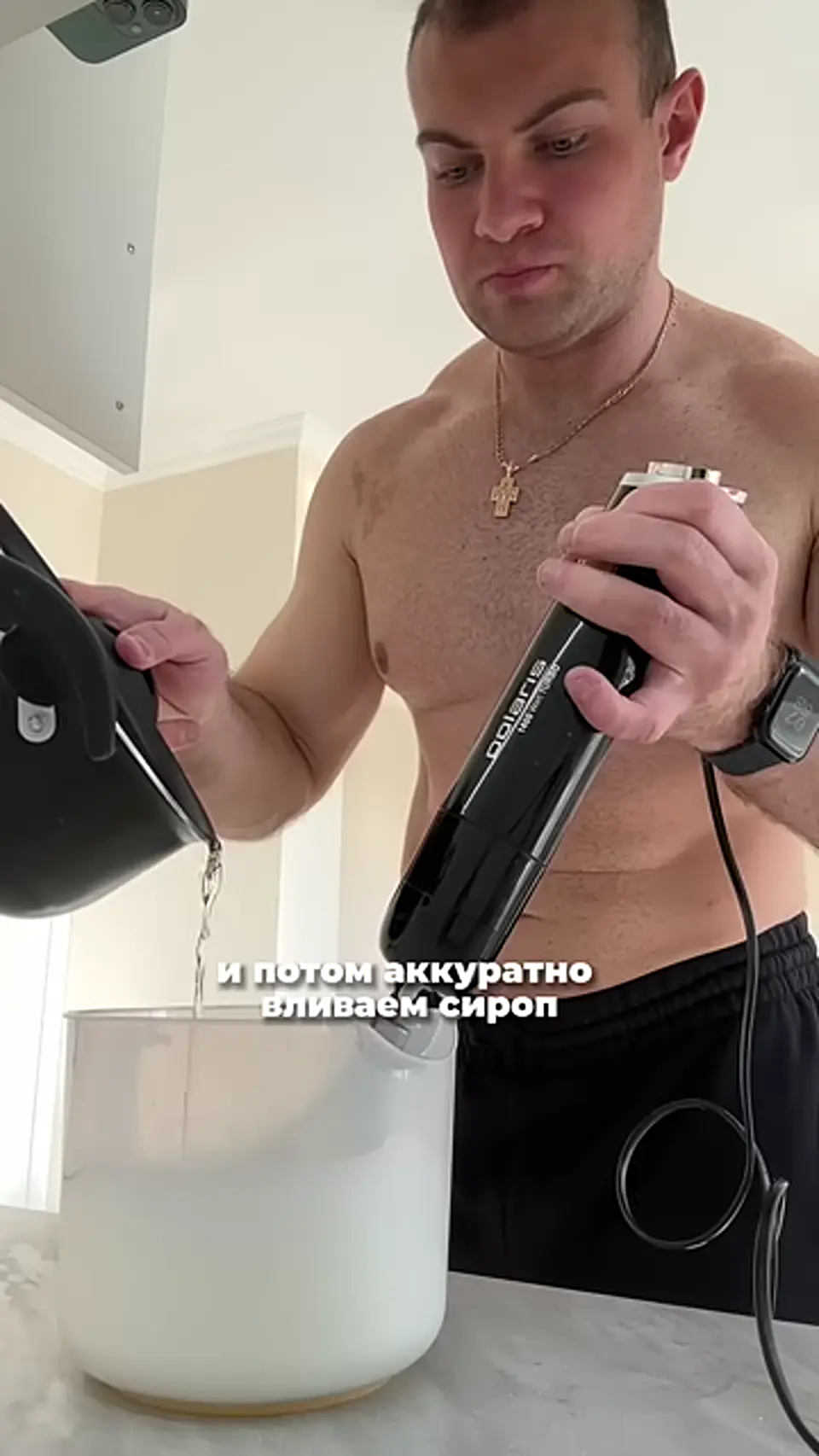 Шаг 17: аккуратно влить сироп во взбиваемые белки