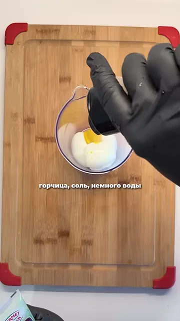 Шаг 2: Приготовим соус из яиц, лимона, горчицы, соли, воды и чеснока