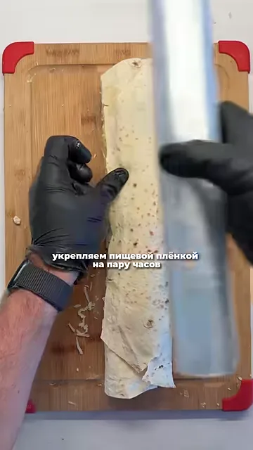 Шаг 4: Закручиваем рулет и укрепляем пищевой плёнкой на пару часов