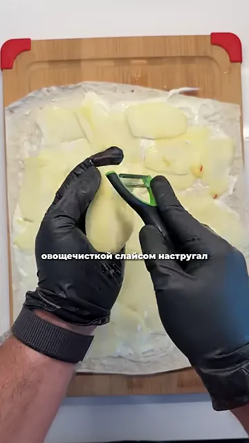Шаг 3: Наносим смесь на лаваш и закручиваем рулет