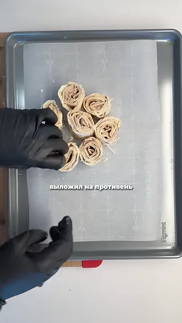 Шаг 4: Закручиваем рулет и укрепляем пищевой плёнкой