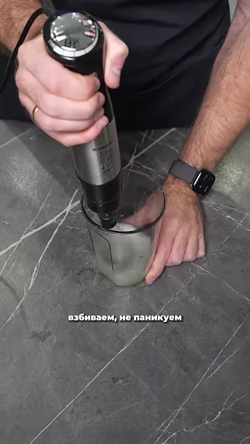 Шаг 2: Взбить белки с сахаром и щепоткой соли до устойчивых пиков