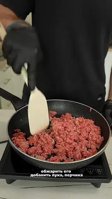 Сковородка макарон с фаршем, творогом, яйцами и сыром