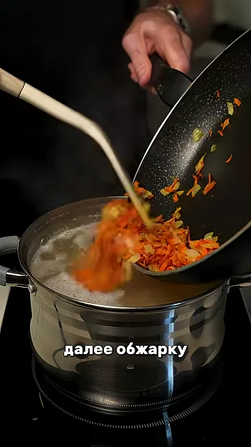 Шаг 6: Добавляем плавленный сыр к картошке и курице