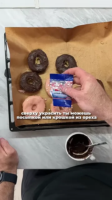 Шаг 6: Нанести глазурь на пончики