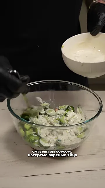 Шаг 4: Выкладываем маринованный огурец сверху курицы