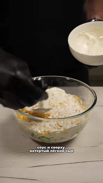 Шаг 6: Смазываем соусом кукурузу
