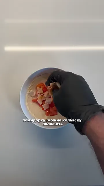 Шаг 3: Внутрь положить овощи, перец, помидор и колбасу