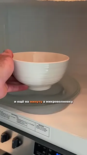 Шаг 8: Достать тарелку из микроволновки, посыпать сыром и вернуть в микроволновку на одну минуту