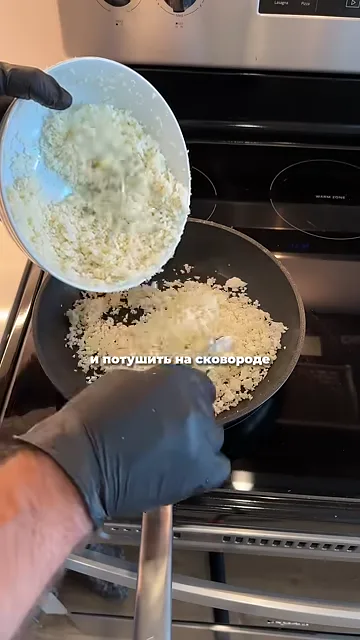 Шаг 2: потушить на сковороде добавив овощей