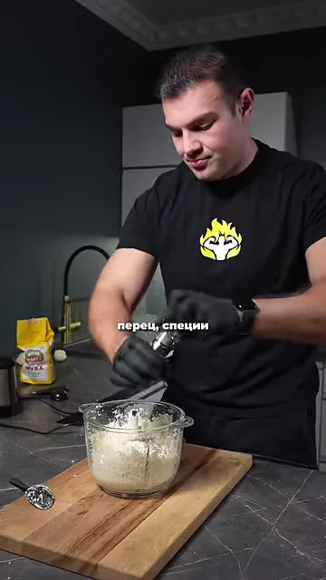 Шаг 2: разбиваем пару яиц