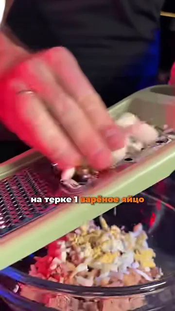 Шаг 3: Добавляем одно варёное яйцо и немного лёгкого сыра