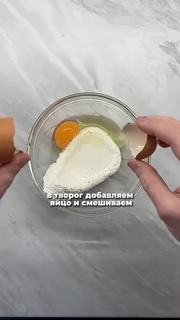 Творожный лаваш с сыром и ягодами