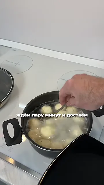 Шаг 4: Поместить шарики в кипящую воду