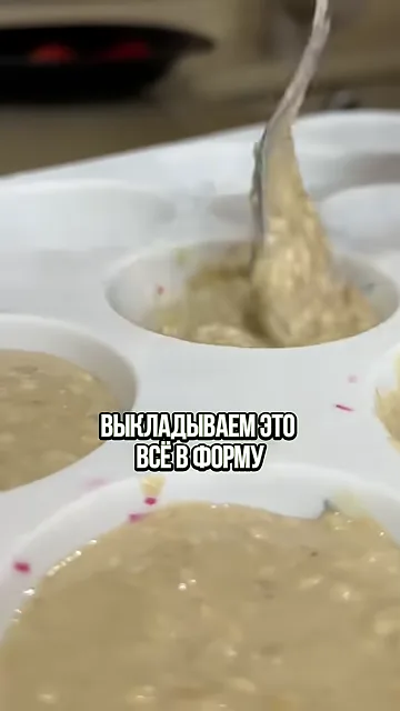 Шаг 2: Вкладываем массу в форму и добавляем ягоды