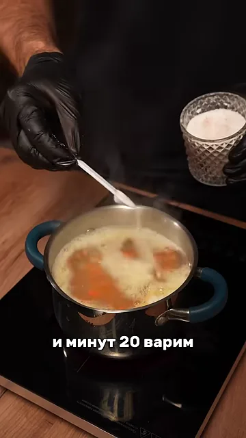 Шаг 2: Варим картофель, морковь и лук в течение 20 минут