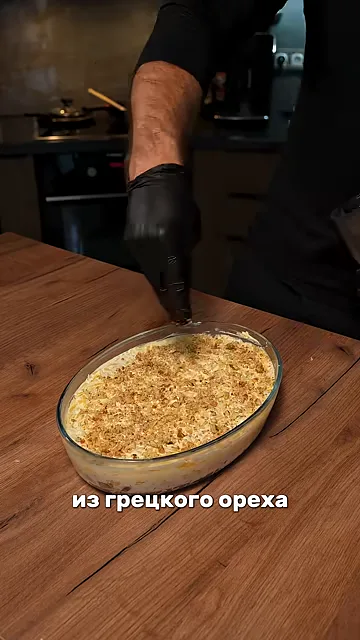 Шаг 9: Украшаем крошкой из грецкого ореха