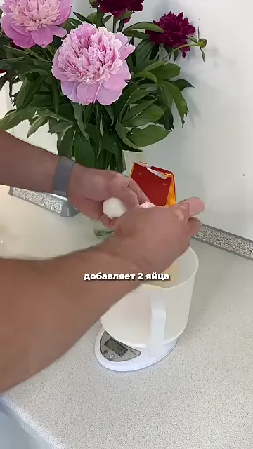 Шаг 2: Добавляет два яйца