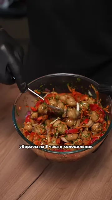 Шаг 8: Салат убираем на 3 часа в холодильник