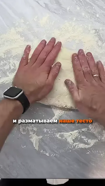 Шаг 3: Насыпаем муку на стол, чтобы тесто не прилипало