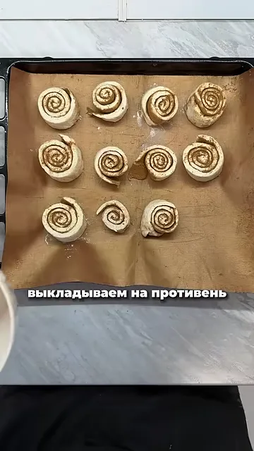 Шаг 7: Выкладываем булочки на противень