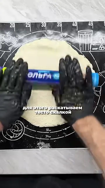 Шаг 4: Раскатать тесто скалкой и разрезать на полоски