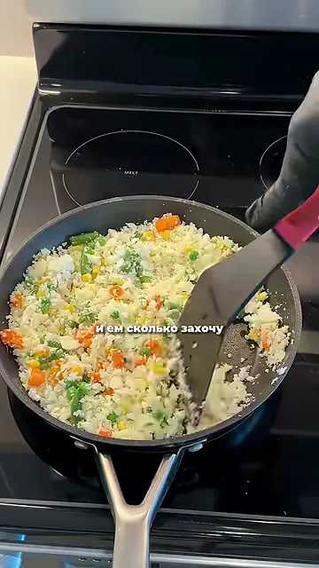 Шаг 3: Тушу капусту на сковородке, добавляю заморозку и ем сколько захочу