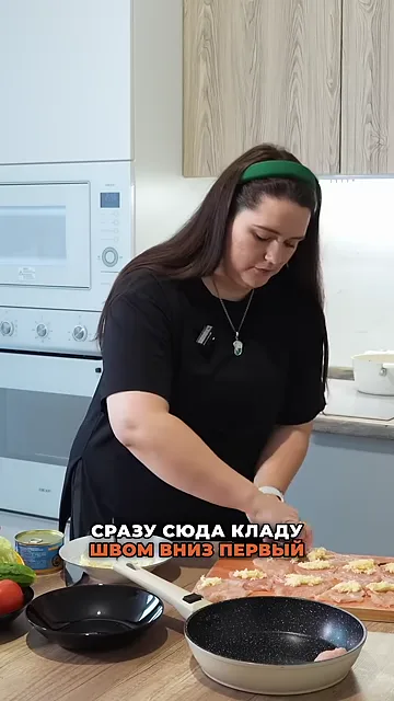 Шаг 3: Нанести смесь на куриное филе и завернуть его швом вниз