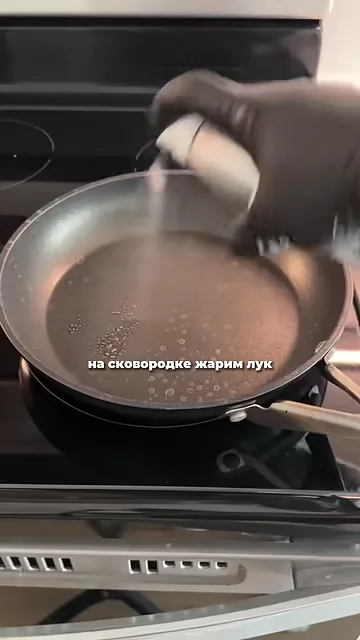 Жареная рыба с луком и яйцами