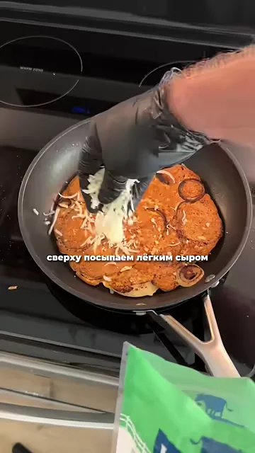 Шаг 5: Переворачиваем лопаткой или тарелкой и посыпаем сыром