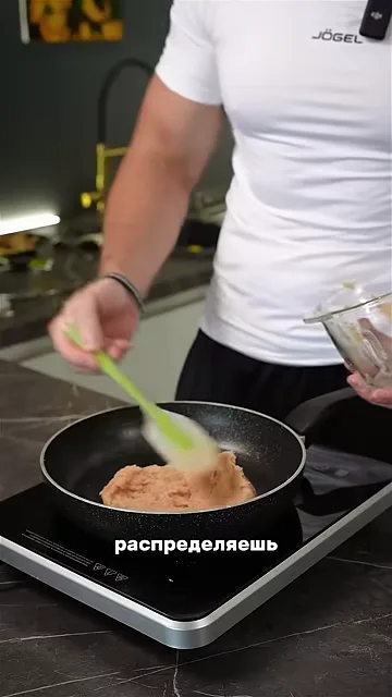 Белковая лепёшка с овощами и соусом