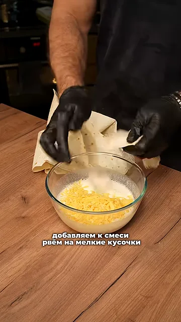Шаг 2: Трём лёгкий сыр и добавляем к смеси