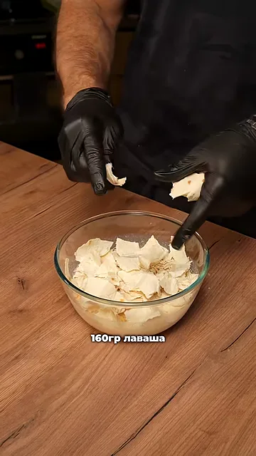 Шаг 3: Рывём сыр на мелкие кусочки