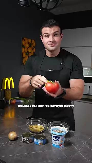 Шаг 2: обжарить лук на сковороде