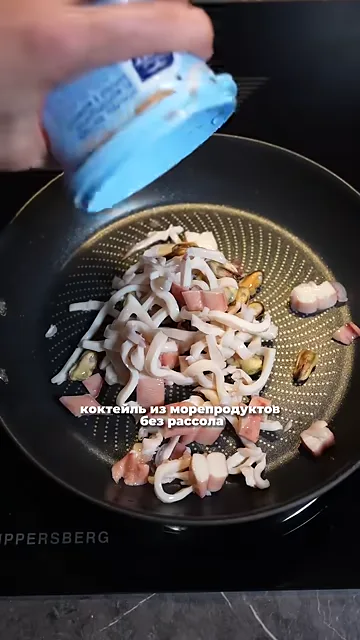Рис с коктейлем из морепродуктов и яйцом
