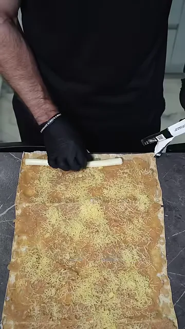 Шаг 4: Посыпать лёгким сыром и добавить палочку моцареллы в центр