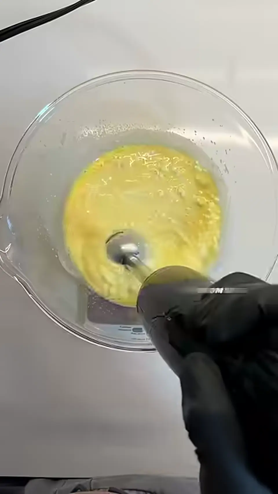 Шаг 3: взбить творог с яйцами блендером