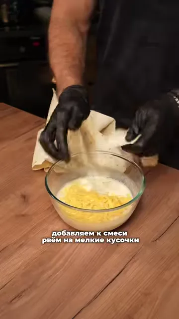 Шаг 2: Трём лёгкий сыр и добавляем к смеси