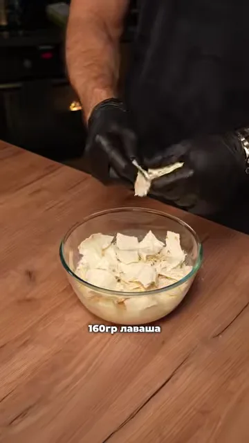 Шаг 3: Рывём лаваш на мелкие кусочки и добавляем к массе