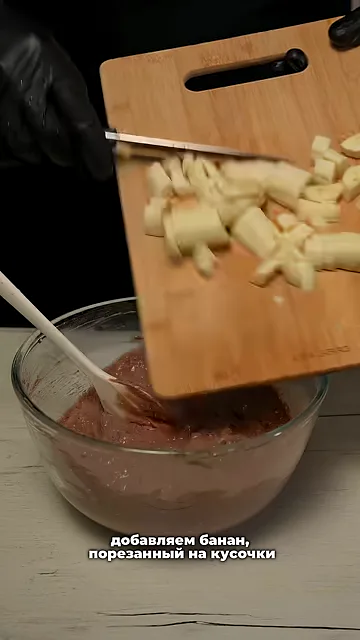 Шаг 2: Добавляем банан. порезанный на кусочки и капельки шоколада