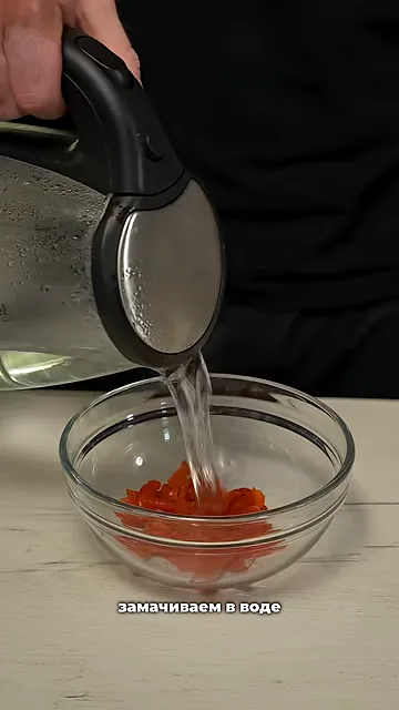 Карамельный пирог с курагой