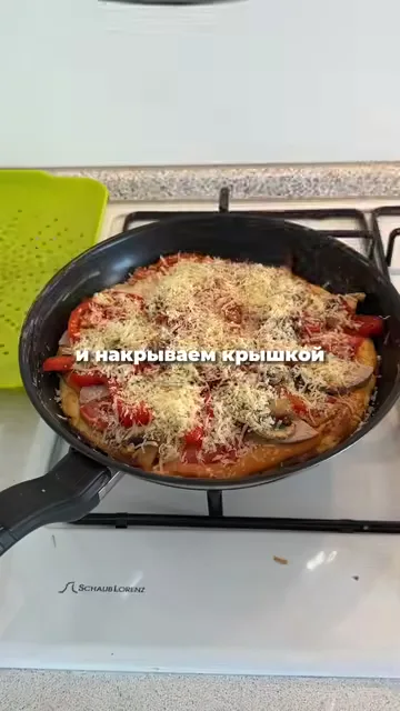 Шаг 6: Добавить начинку на тесто