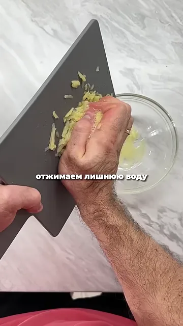 Шаг 2: Добавляем яйцо куриное и смешиваем