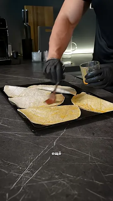 Шаг 3: Сложить пирожок пополам и смазать верх желтком