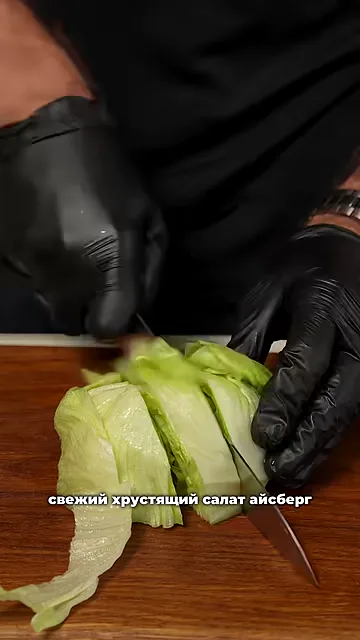 Шаг 3: Красный лук нарезать кубиками