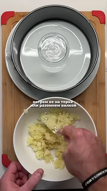 Шаг 4: Выложить первый слой картофеля
