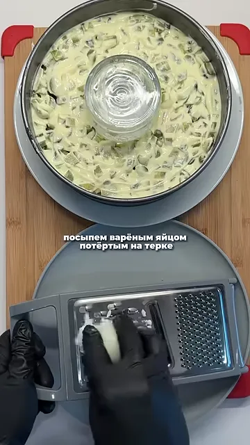 Шаг 7: Смазать варёным яйцом, потёртым на тёрке