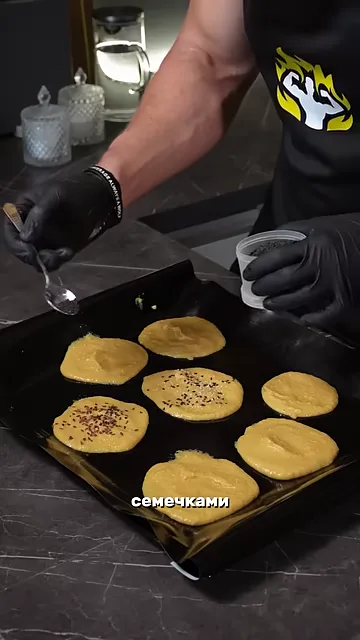 Шаг 5: Посыпаем семечками и сыром