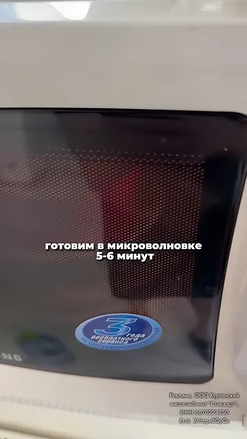 Шаг 6: Посыпать лёгким сыром и запечь в микроволновке 5-6 минут